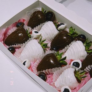09 pcs strawberries dipped in Belgian premium chocolate