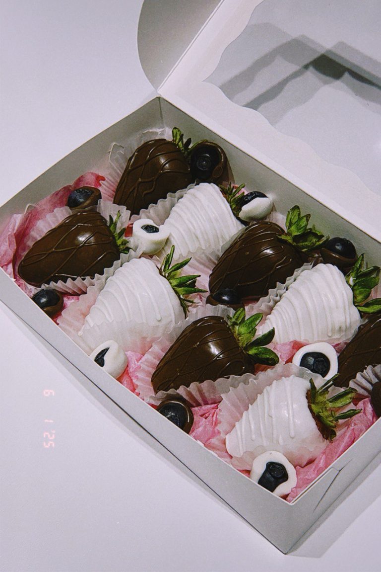 09 pcs chocolate strawberries, pre-order only, $35